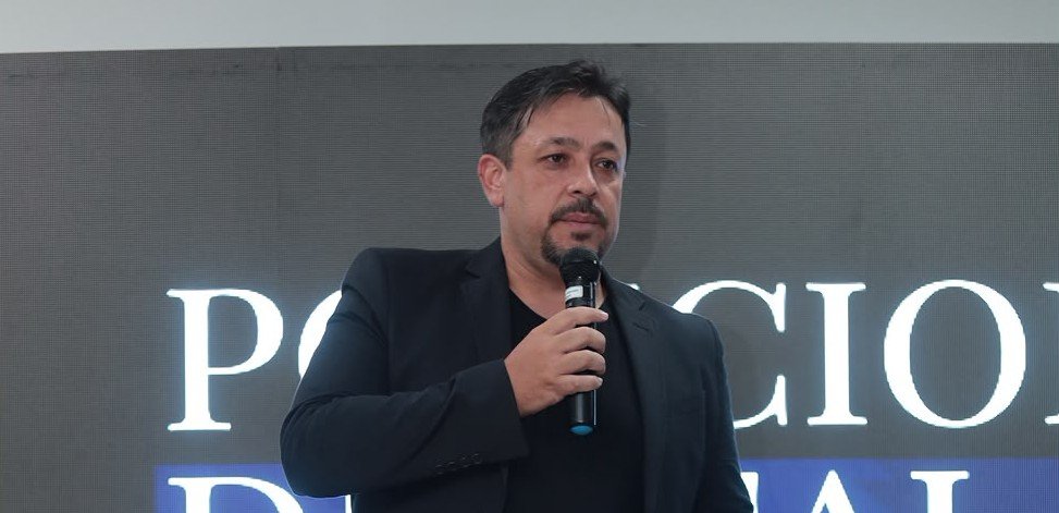 Foto corporativa de Alexandre Ávila, consultor especialista em posicionamento digital e criador do Método 3As.